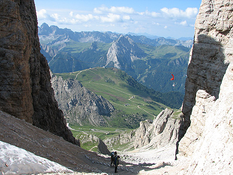 Drumetii pe muntii grupului sella val badia foto