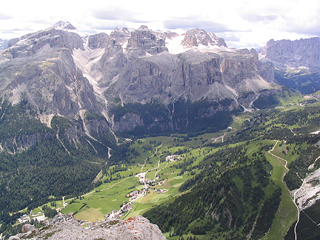 Grupul muntos sella val badia italia foto