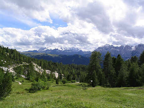 Peisaj cu munti de dolomita val badia foto