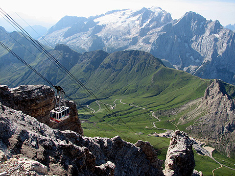 Telecabina din grupul muntos sella val badia foto